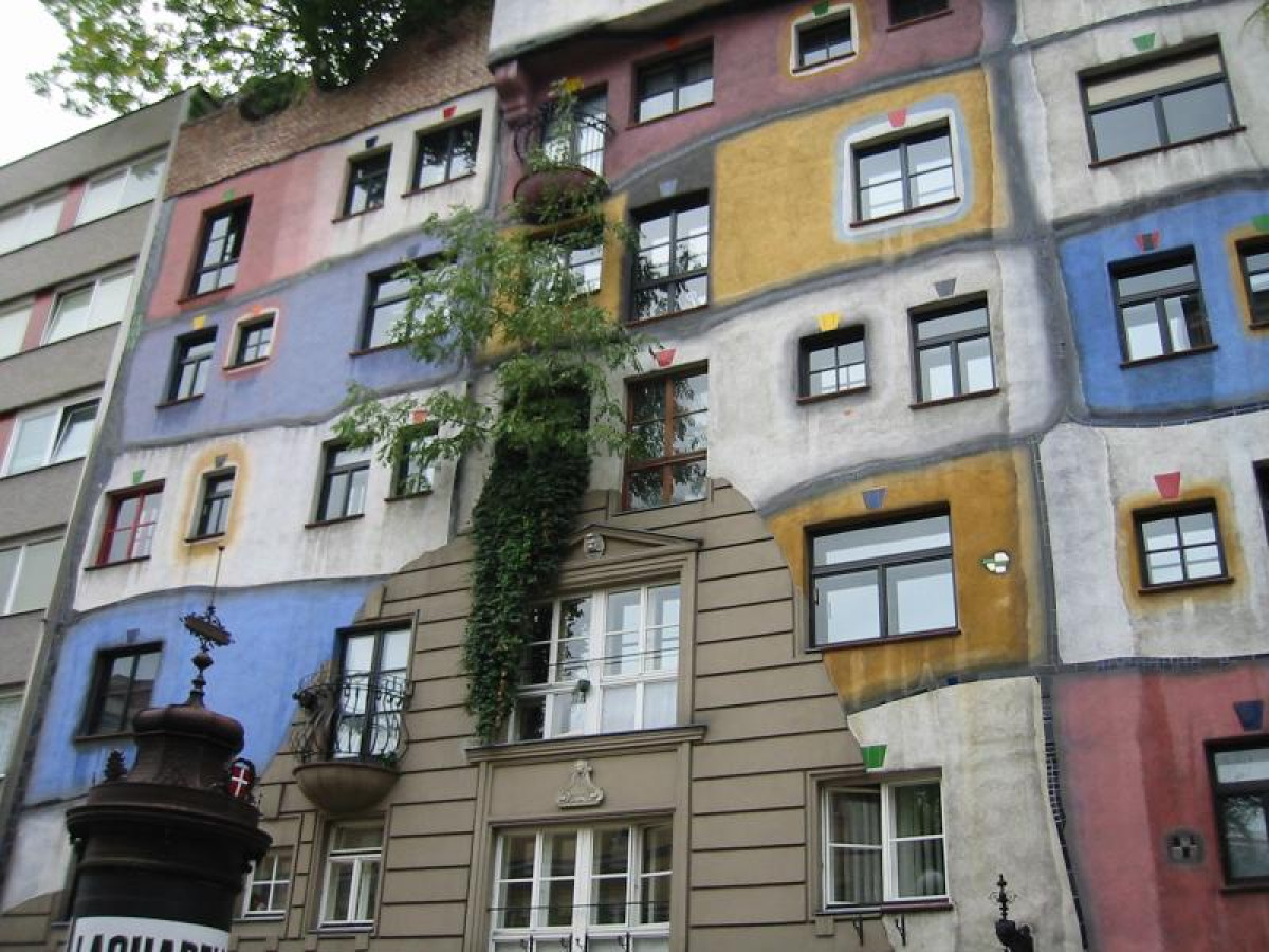 Hundertwasser: el artista que quiso liberar a la arquitectura de las líneas rectas